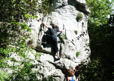 camping-le-vieux-moulin-escalade-rochers